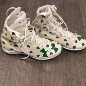 Clover print all over cleats like new!!!